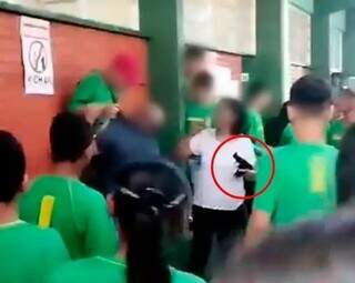 Diretor de escola imobiliza aluno que levou réplica de arma em escola de Campo Grande. (Foto/Reprodução)