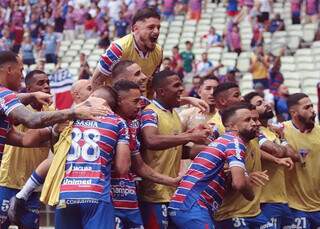 Jogadores do Fortaleza comemoram vitória na partida de hoje. (Foto: Divulgação)