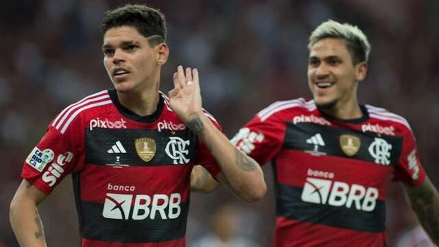 Flamengo vence Fluminense por 2 a 0 e fica perto do t&iacute;tulo carioca