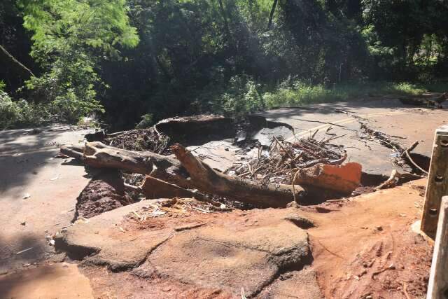 Al&eacute;m de asfalto ceder e ponte cair, lixo tamb&eacute;m vira problema no Jardim Moren&atilde;o 