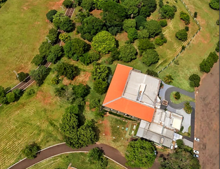 Imagem aérea do Yotedy mostra que prédio fica dentro da reserva do Parque das Nações Indígenas. (Foto: Google Maps)