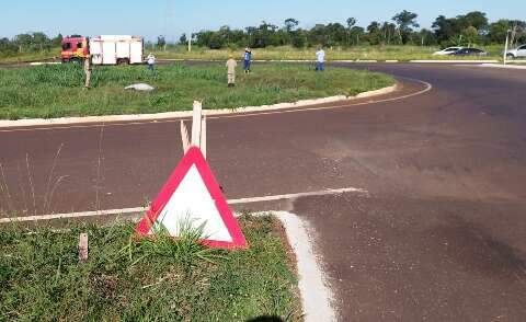 Motociclista bate em placa de sinalização, invade rotatória e morre na BR-463 