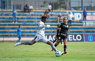 Goleira do Real Brasília fechou o gol na partida deste domingo. (Foto: Divulgação/CBF)