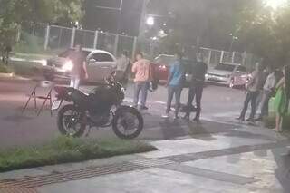 Eloandes caiu na rua, em frente ao Parque do Sóter, em Campo Grande. (Foto: Direto das Ruas)