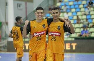 Segala e Carlinhos, do Magnus, comemorando um dos gols da partida (Foto: Mauricio Moreira)