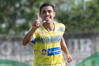 Jogador do Dourados comemora gol; clube douradense goleou de 6 a 0 nas quartas de final. (Foto: Divulgação)