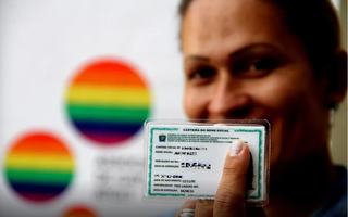 Pessoa segurando a carteira de identidade com nome social. (Foto: Divulgação)