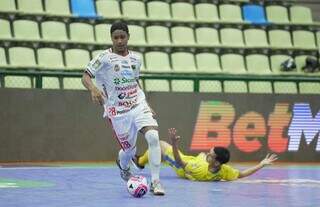 Jogador do Acel/Chopinzinho driblando atleta do São José Futsal (Foto: Mauricio Moreira)