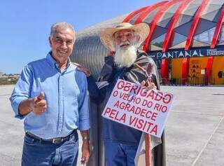 Ex-governador Reinaldo Azambuja posa ao lado de sósia do Véio do Rio. (Foto: Reprodução)