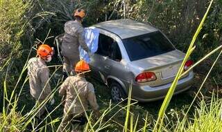 Carro cai em barranco e motorista morre na MS-473 