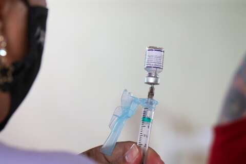 Grávidas e mais 2 novos públicos podem tomar vacina bivalente na Capital