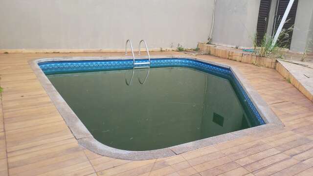 Casa abandonada h&aacute; 10 anos tem piscina &#039;verde&#039; com larvas de mosquito