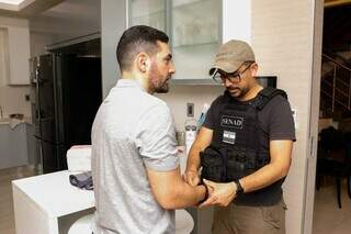 Rodrigo Paredes é algemado por agente da Senad em sua mansão, na quinta-feira (Foto: Divulgação)