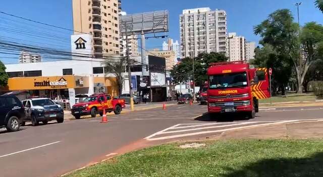 Homem amea&ccedil;a se jogar de pr&eacute;dio e bombeiros isolam &aacute;rea na Av. Afonso Pena