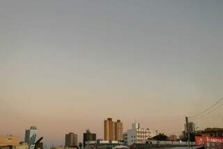 Céu claro da Capital nesta manhã em Campo Grande (Foto: Henrique Kawaminami)