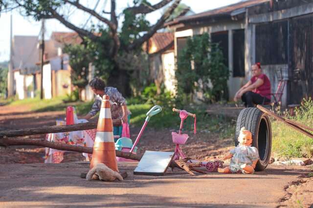 Com cones e at&eacute; bonecas, moradores formam barreira e fecham rua em protesto