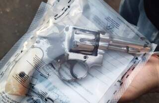 Revólver de calibre 38 mm, utilizado no crime. (Foto: Adilson Domingos)