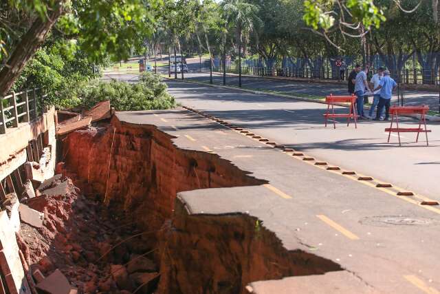 Dois meses ap&oacute;s cratera abrir, come&ccedil;a obra em frente ao Lago do Amor