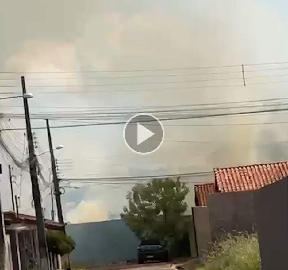Incêndio em terreno baldio encobre o céu no Bairro Tijuca