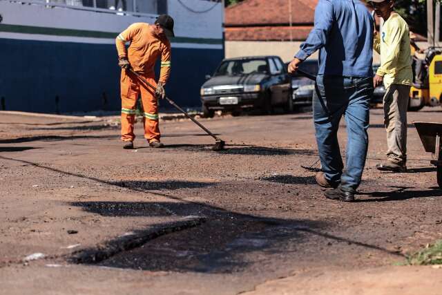 Opera&ccedil;&atilde;o tapa-buraco come&ccedil;a nesta segunda em 22 bairros de Campo Grande