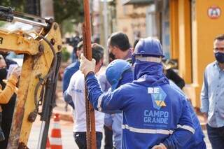 Funcionário trabalha em obra no Centro de Campo Grande, parte do projeto Reviva. (Foto: Henrique Kawaminami) 