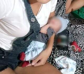 Adolescente, que foi mãe aos 12 anos, com o filho no colo quando menino ainda era um recém-nascido. (Foto: Facebook/Reprodução)