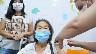 Idosa recebe dose de vacina contra gripe (Foto: PMCG/Divulgação)