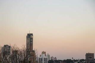 Céu claro nesta manhã em Campo Grande (Foto: Henrique Kawaminami)