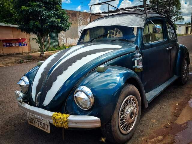 Fusca de 1970 ganhou até uísque e conhaque para ficar a cara do dono