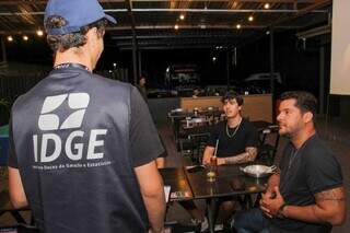  Theylor sai &agrave;s ruas igual recenseador do IBGE para ado&ccedil;ar vida de clientes