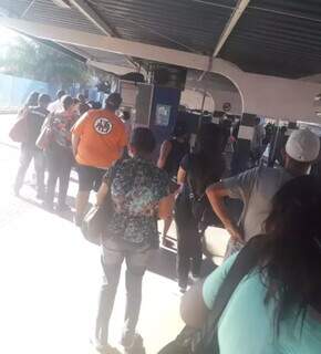 Passageiro diz que perdeu 4 &ocirc;nibus na fila para comprar passe em terminal