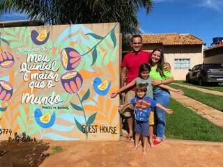 Casal colore casa para filhos estarem perto da natureza e da poesia