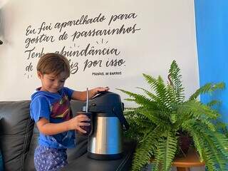 Casal colore casa para filhos estarem perto da natureza e da poesia
