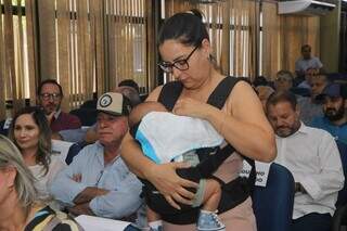 Aos 2 meses, beb&ecirc; &ldquo;fiscaliza pontes e assina&rdquo; contrato com governador