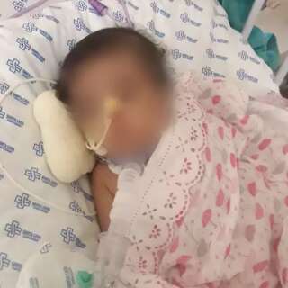 Há quase um ano internada, bebê precisa de respirador para deixar hospital