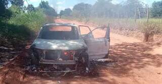 Carro encontrado queimado em estrada vicinal pode ser o usado para assassinato