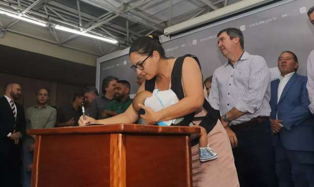 Aos 2 meses, bebê “fiscaliza pontes e assina” contrato com governador