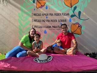 Casal colore casa para filhos estarem perto da natureza e da poesia