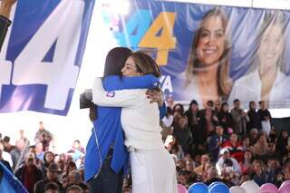 Rose Modesto de azul recebe abraço de Soraya em cima do palco, durante comício. (Foto: Arquivo/Kísie Ainoã)