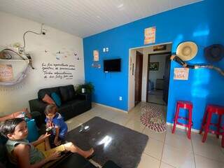 Casal colore casa para filhos estarem perto da natureza e da poesia