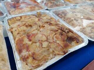 Cuca de maçã integra a variedade de opções de bolos com empresas gaúchas. (Foto: Aletheya Alves)