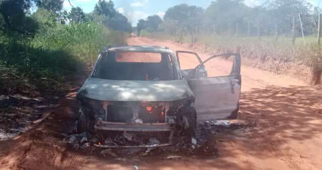 Carro encontrado queimado em estrada vicinal pode ser o usado para assassinato