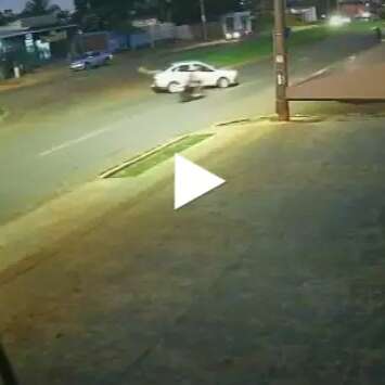 Ve&iacute;culo invade a preferencial, derruba motociclista e foge sem prestar socorro