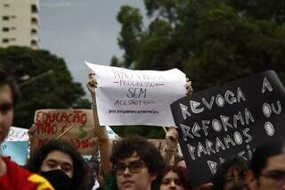 Em Campo Grande, estudantes foram às ruas em março contra mudanças. (Foto: Alex Machado))