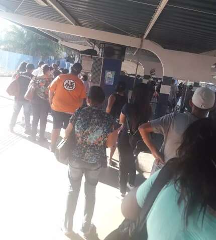 Passageiro diz que perdeu 4 &ocirc;nibus na fila para comprar passe em terminal