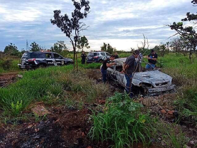 Pol&iacute;cia acha carro queimado e apura se &eacute; o mesmo de execu&ccedil;&atilde;o