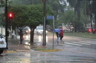 Pessoas fugindo da chuva no Centro de Campo Grande. (Foto: Kísie Ainoã/Arquivo)