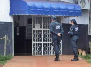 Policiais militares durante &#34;visita&#34; a escola municipal nesta tarde. (Foto: Paulo Francis)