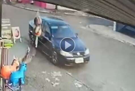 Vídeo mostra carro preto com suspeitos de atirar em homem no Serra Azul