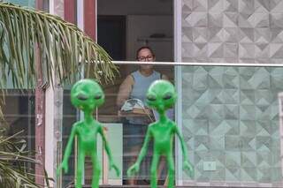 Proprietária da casa, Izabel credita ao marido e filho interesse por extraterrestres. (Foto: Marcos Maluf)